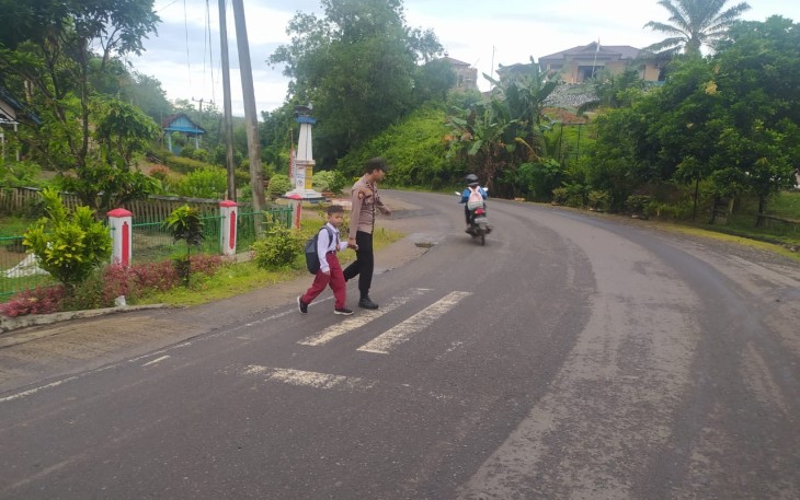 Polsek Batik Nau Berikan Pelayanan Pagi Kepada Anak Sekolah dan Masyarakat