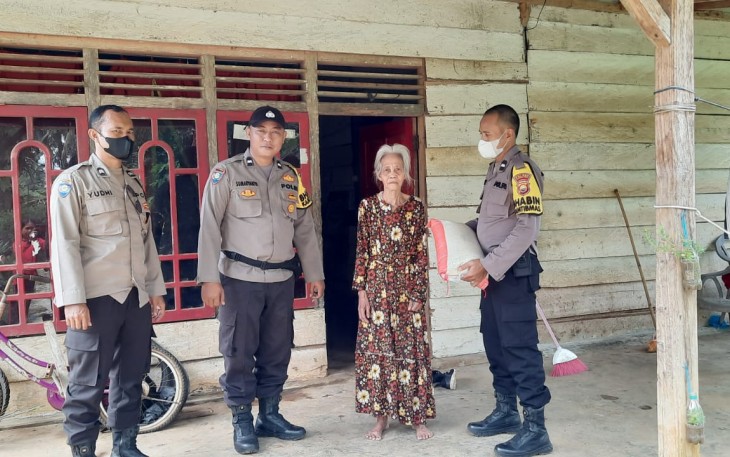  Bhabinkamtibmas Polsek Padang Jaya Berikan Bantuan Sembako Untuk Warga