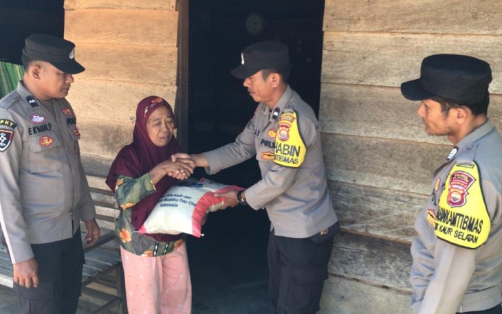 Ramadan Berbagi, Polsek Kaur Selatan Bagikan Beras ke Warga Membutuhkan