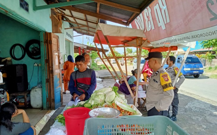 Cek Ketersediaan dan Harga Sembako, Bhabinkamtibmas Sambangi Toko dan Warung di Desa Binaannya