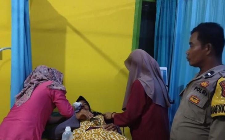 Korban saat diperiksa petugas medis
