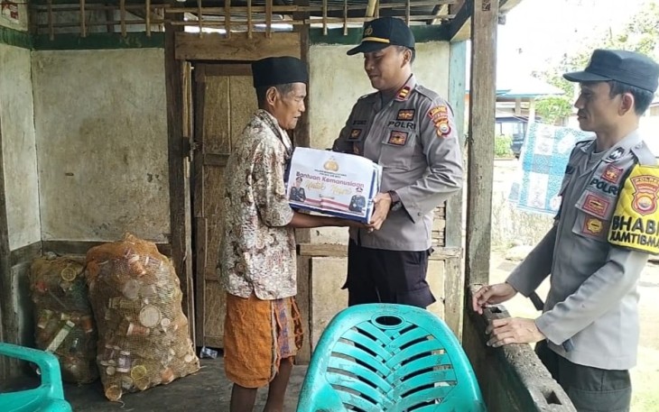 Kapolsek Air Besi Salurkan Paket Sembako Bantuan Kemanusiaan untuk Negeri