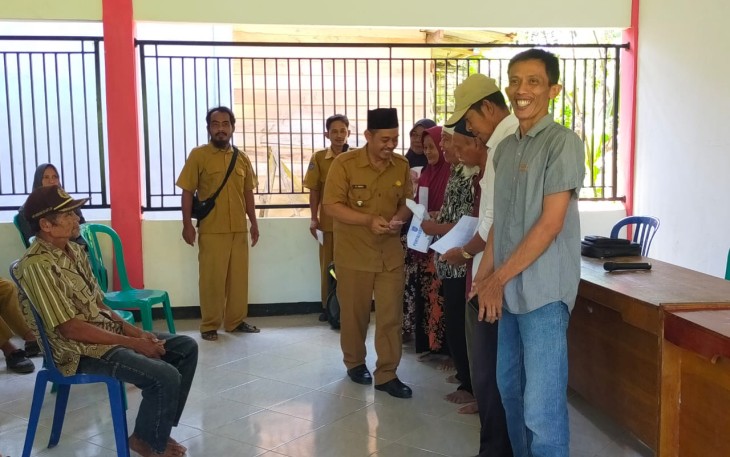 Bhabinkamtibmas Polsek Ketahun pantau dan amankan penyaluran Bantuan Langsung Tunai Dana Desa (BLT DD) Desa Bumi Harjo 