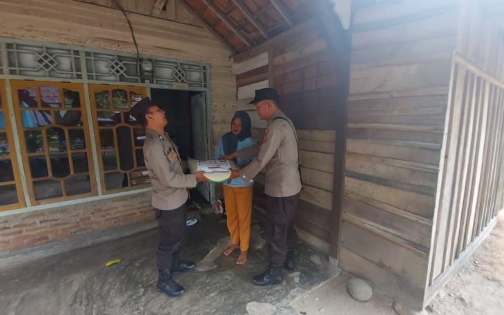 Polri Peduli, Polsek Nasal Salurkan Bantuan ke Warga Kurang Mampu