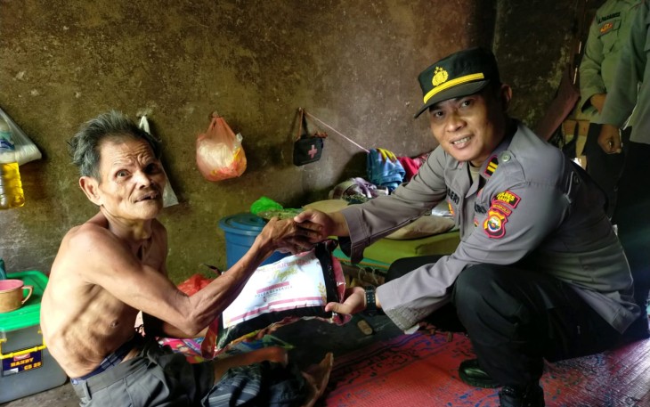 Peduli Lansia Tak Mampu, Polsek Kaur Tengah Salurkan Bantuan 