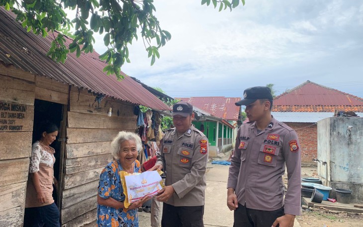 Polsek Tanjung Kemuning, Salurkan Bantuan ke Janda Lansia Kurang Mampu