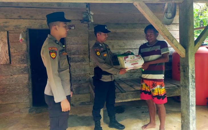 Kembali Polsek Nasal Salurkan Bantuan ke Warga Kurang Mampu