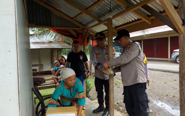 Polsek Air Besi Memberikan bantuan Kemanusiaan untuk Negeri kepada Masyarakat yang kurang mampu