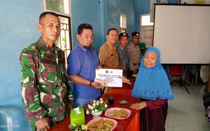 Bhabinkamtibmas Desa Urai Kecamatan Ketahun Laksanakan Monitoring Penyaluran BLT Dana Desa