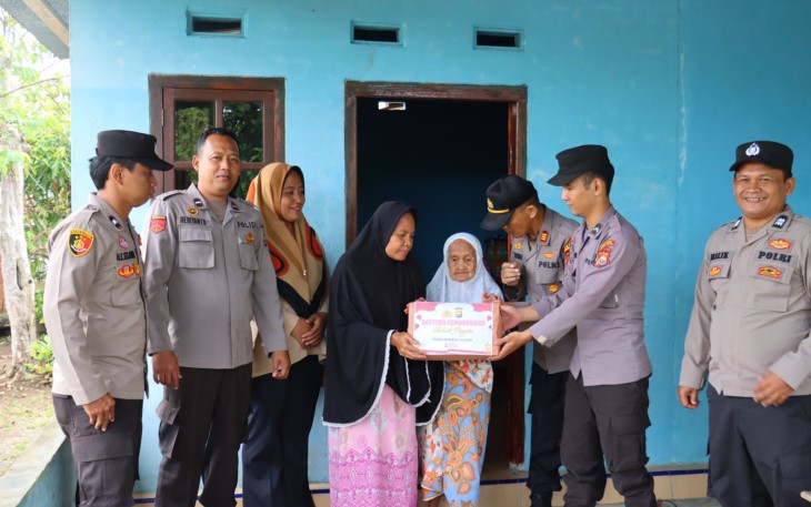 Polres Bengkulu Selatan Salurkan Bantuan Kemanusiaan Untuk Negeri Kepada Warga Kelurahan Padang Kapuk dan Kelurahan Gunung Ayu  