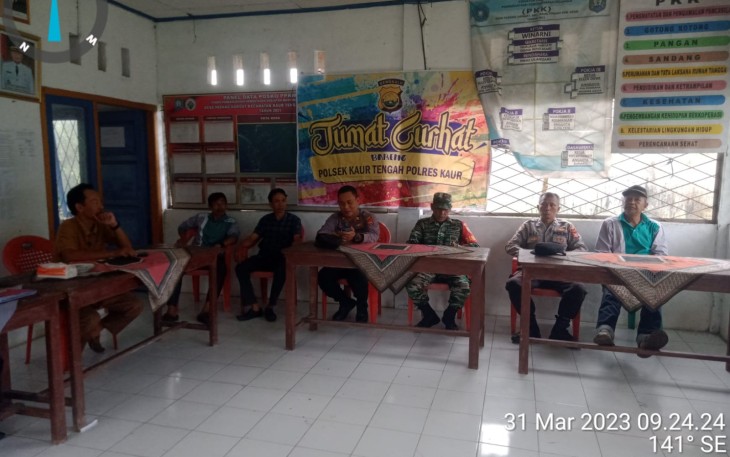 Polsek Kaur Tengah Jumat Curhat di Desa Padang Hangat