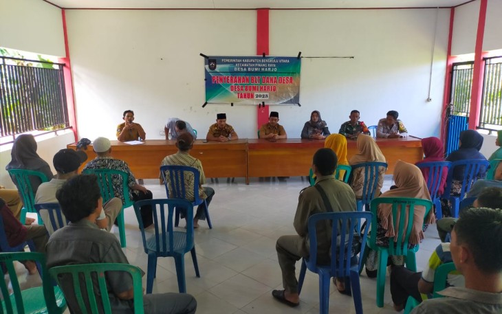 Bhabinkamtibmas Polsek Ketahun Pantau dan Amankan Penyaluran BLT DD Desa Bumi Harjo 