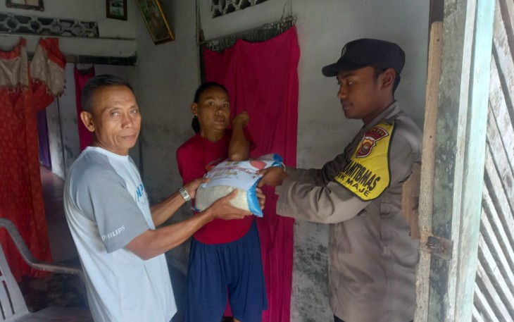 Polsek Maje Kembali Salurkan Bansos Kepada Warga Kurang Mampu