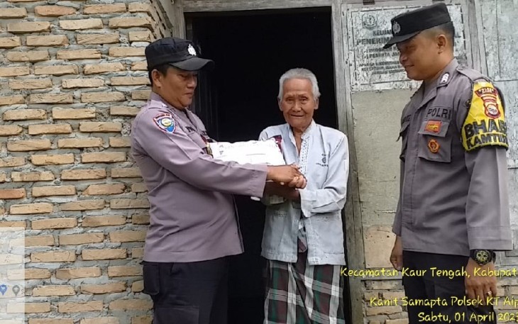 Warga Desa Kelurahan Tanjung Iman Terima Bansos dari Polsek Kaur Tengah