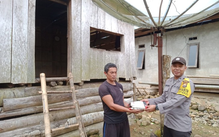 Petani ini Terima Bansos dari Polsek Muara Sahung