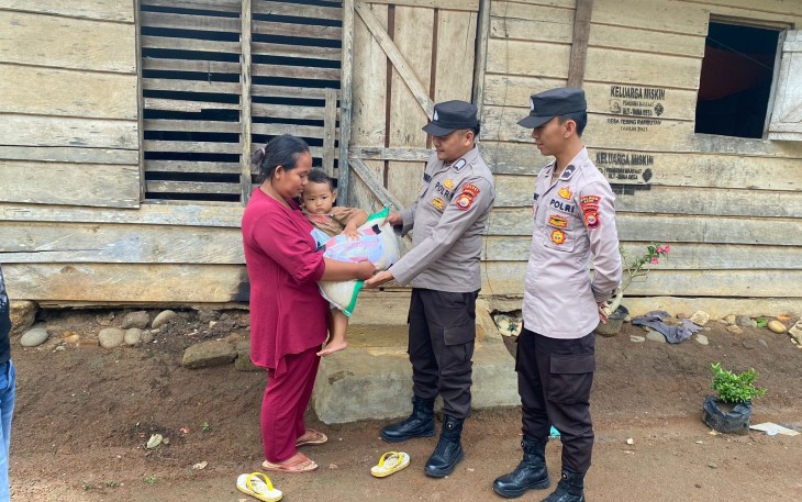 Polsek Nasal Berikan Bansos kepada Petani Kurang Mampu