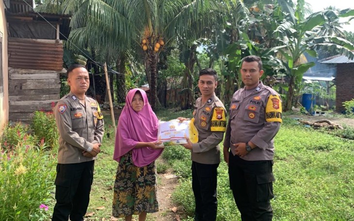 Petani Warga Desa Tanjung Bulan Terima Bansos dari Polsek Tanjung Kemuning