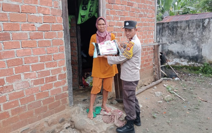 Petani Warga Desa Talang Jawi I Terima Bansos dari Polsek Kaur Utara