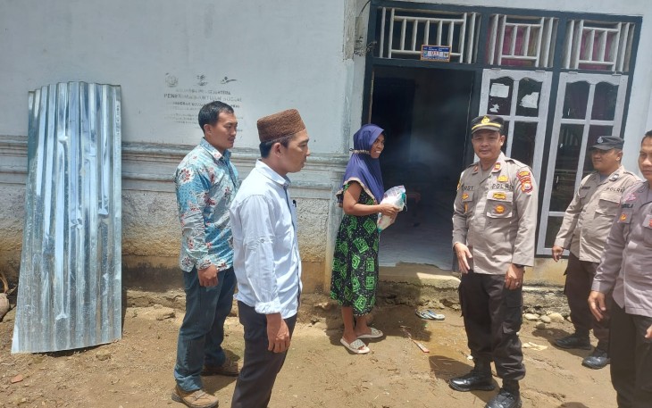 IRT Warga Desa Tanjung Ganti Terima Bansos dari Polsek Maje