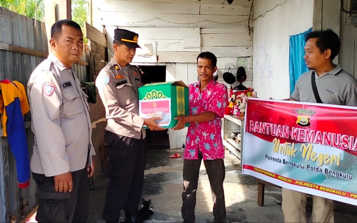 Polresta Bengkulu Distribusikan Bansos ke Warga di Kelurahan Rawa Makmur