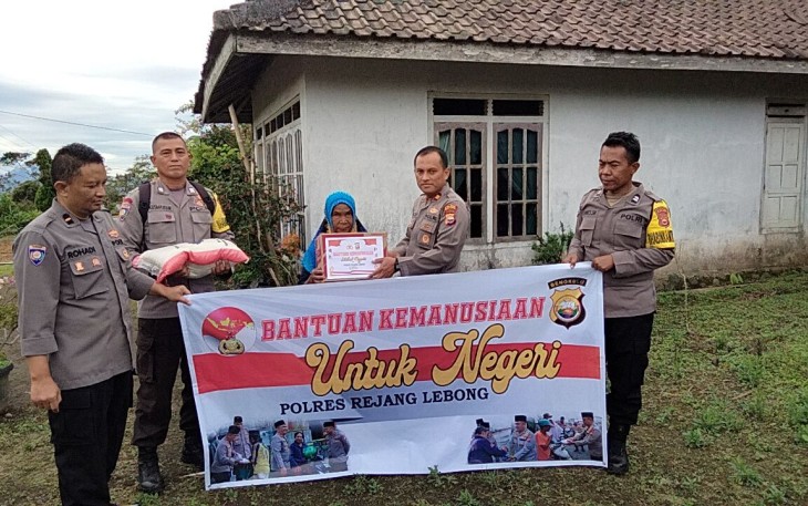 Polsek Sindang Kelingi Berbagi Bansos kepada Warga yang Membutuhkan