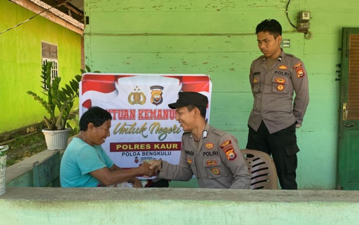 Polsek Kaur Utara Berikan Bansos Kepada Warga Desa Gunung Agung
