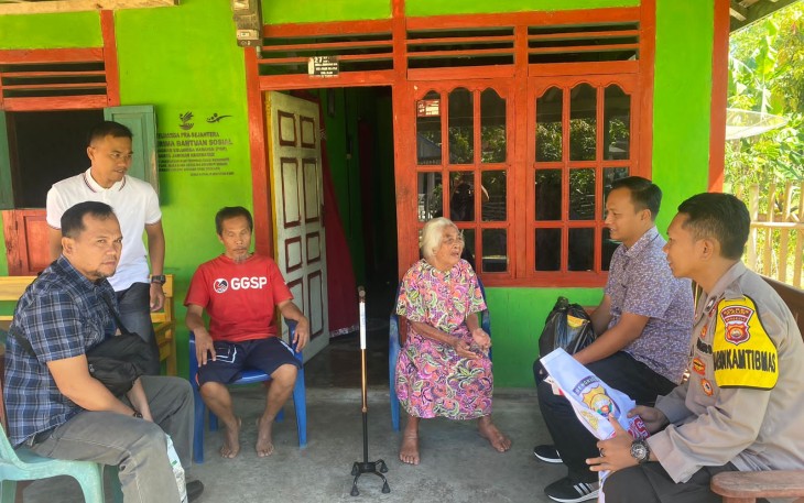 Sakit Buta dan Kurang Mampu, Dua Warga ini Terima Bansos dari Polres Kaur 