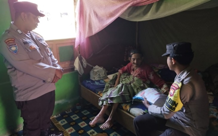 Tidak Lagi Bekerja dan Buta, IRT ini Terima Bansos dari Polsek Maje