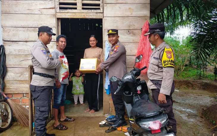 Kapolsek Ketahun Salurkan Bansos Untuk Warga Yang Membutuhkan 