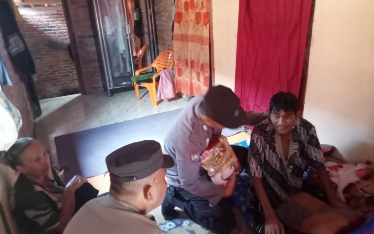 Sakit Menahun, Lansia 70 Tahun Terima Bansos dari Polsek Kaur Tengah