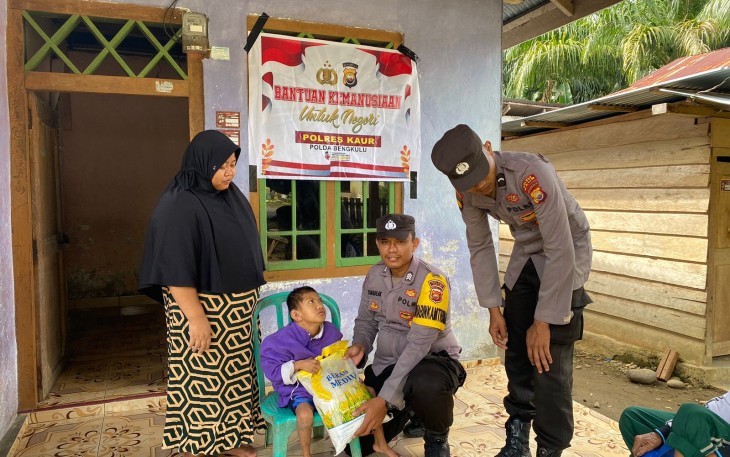 Polsek Tanjung Kemuning Salurkan Bansos ke Warga Desa Pelajaran I