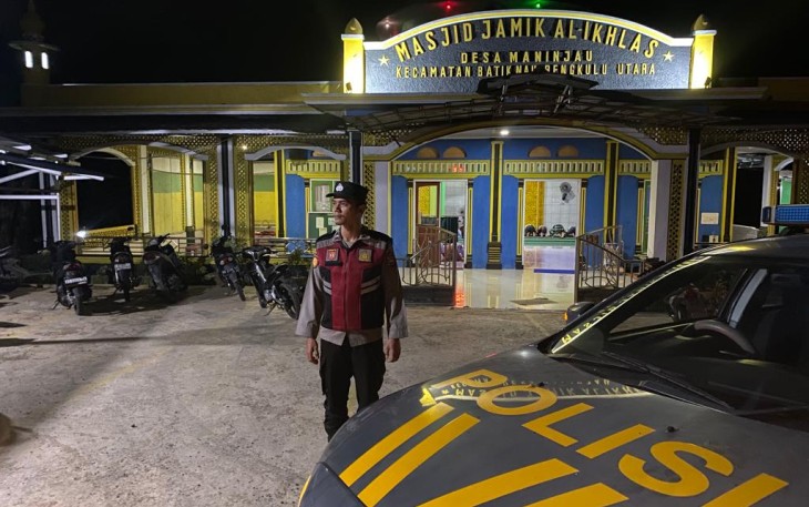 Mencegah Terjadinya Kejahatan di Bulan Ramadhan, Personel Polsek Batik Nau Lakukan Pengamanan Salat Tarawih 