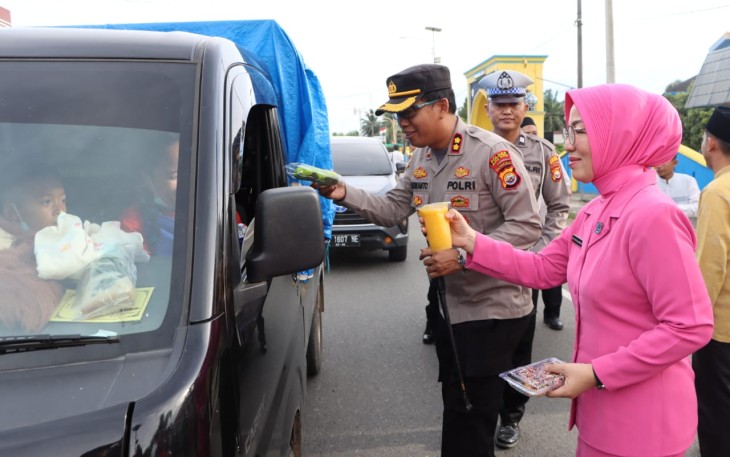 Ribuan Takjil Dibagikan Polres Mukomuko