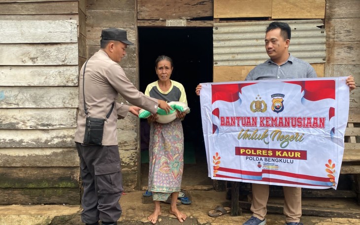 Lagi, Warga Kurang Mampu Terima Bansos dari Polsek Nasal