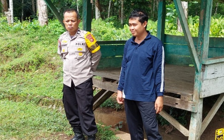 Bhabinkamtibmas Desa Suka Nanti Ajak Warga Binaannya untuk Mengaktifan Pos Kamling.