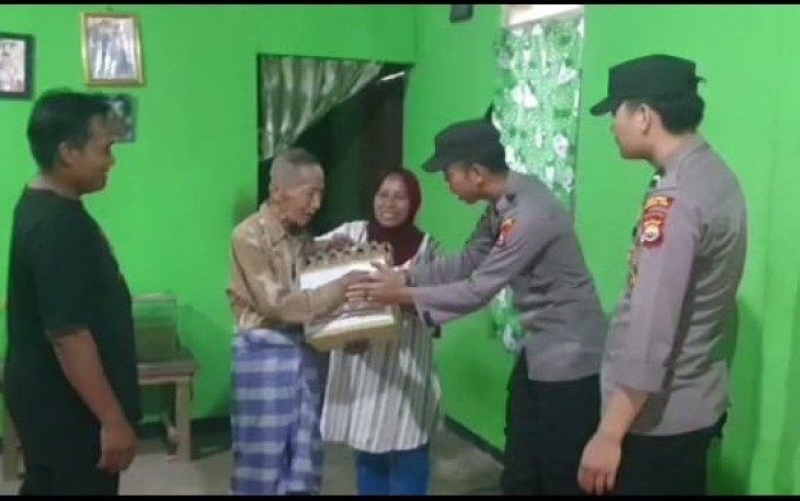 Ngabuburit Kapolsek Batik Nau Beserta Anggotanya di Isi Dengan Membagikan Bantuan Kemanusiaan Untuk Negeri
