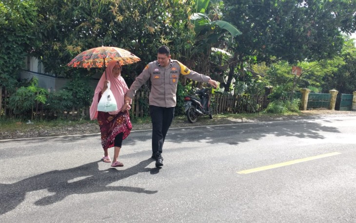 Jalankan Tugas Dengan Baik, Bhabinkamtibmas Polsek Manna Bantu Seberangkan Nenek yang Kebingungan 