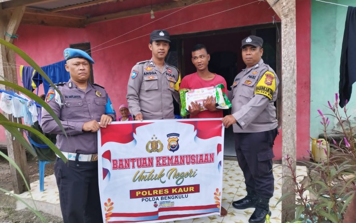 Tidak Bekerja Lagi, Warga Desa Benteng Harapan Terima Bansos dari Polsek Maje