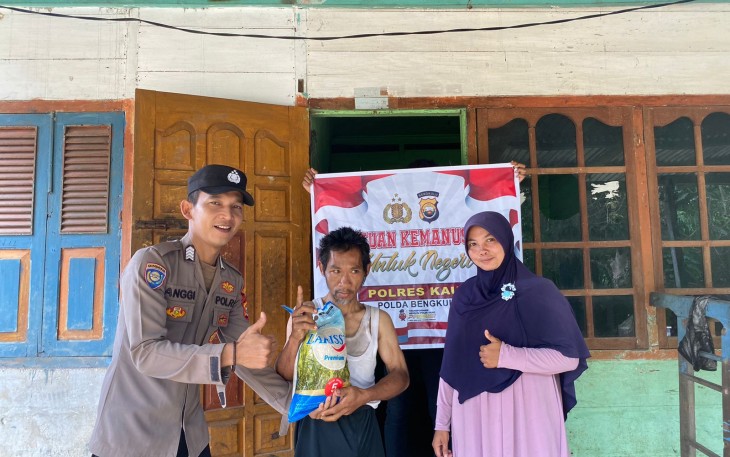 Warga Desa Tanjung Betung I Terima Bansos dari Polsek Kaur Utara