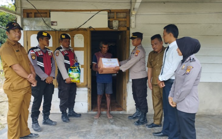 Polsek Enggano Salurkan Bantuan Sosial Kemanusian