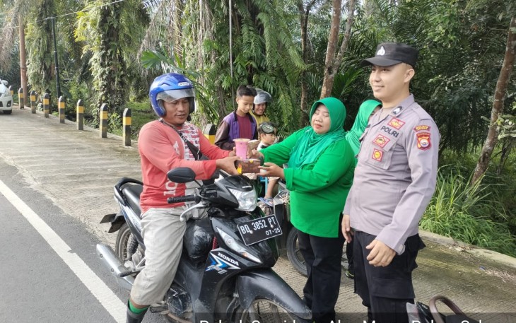 Personel Polsek Semidang Alas Maras Bersama Personel Koramil 425-04 Berbagi Takjil 