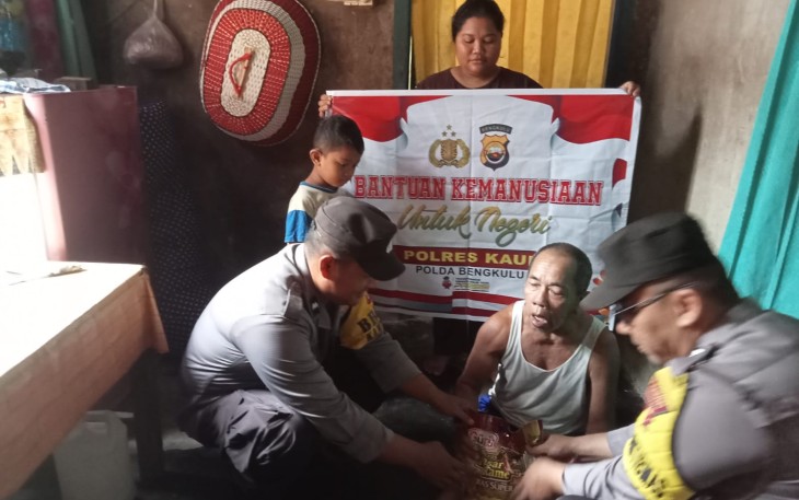 Ramadan Berkah, Lansia 81 Tahun Lumpuh dan Buta Terima Bansos dari Polsek Kaur Tengah
