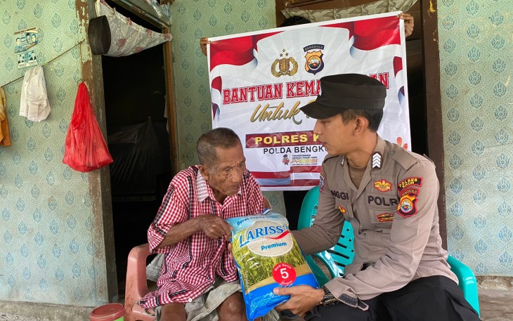 Lansia 91 Tahun Terima Bansos dari Polsek Kaur Utara