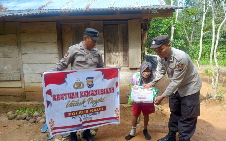 Buruh Tani Lansia 80 Tahun Terima Bansos dari Polsek Maje
