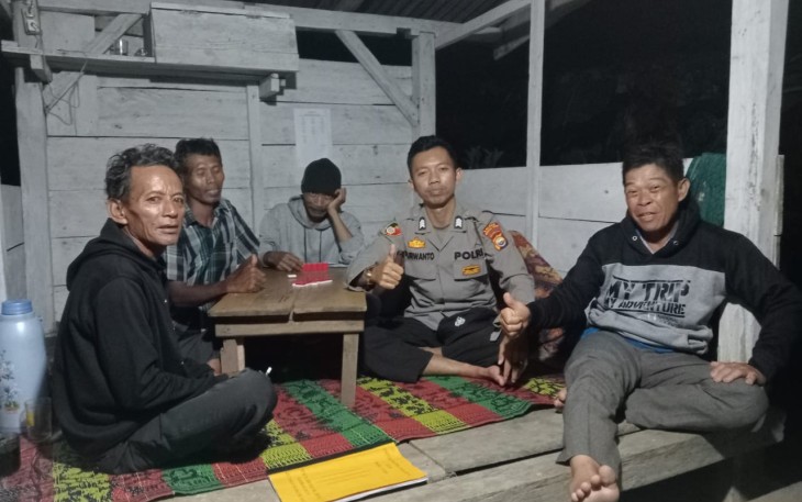Personel Polsek Batik Nau Sharing Situasi Kamtibmas di Pos Ronda Bareng Warga