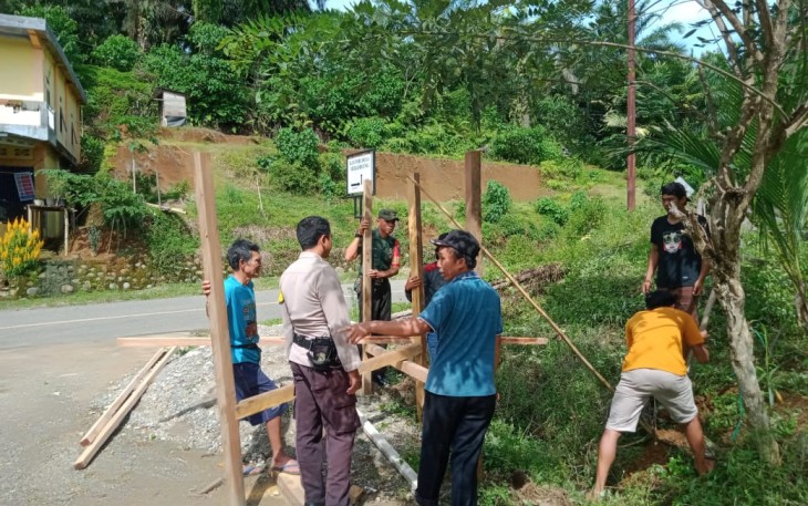 Bhabinkamtibmas Polsek Pino Gotong Royong Bersama Warga Membangun Pos Kamling 