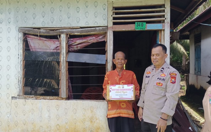 25 Paket Sembako, Dibagikan Polsek Pino Raya Kepada Warga  