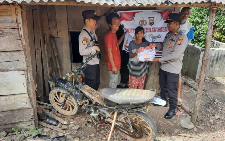 Giliran Ibu Indrawati Terima Bansos dari Polsek Muara Sahung