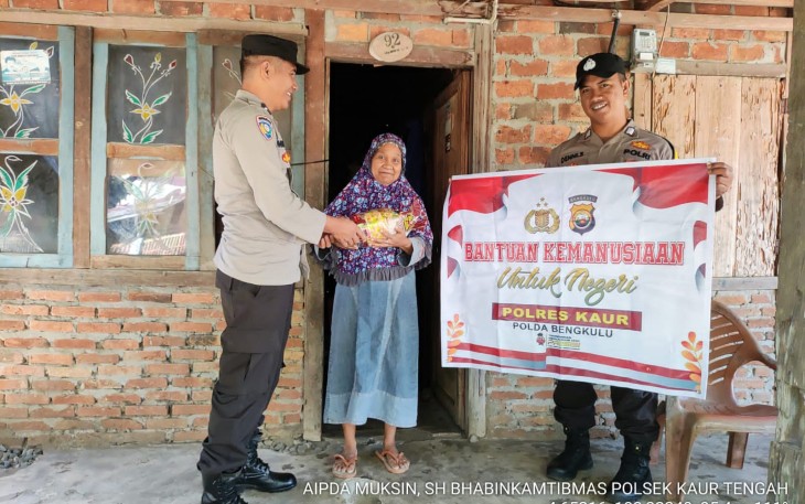 Janda Tunawicara, Terima Bansos dari Polsek Kaur Tengah 