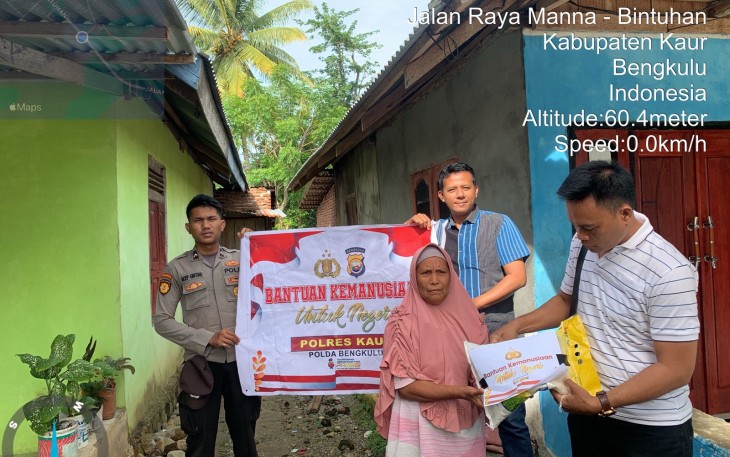  Sukurya, Pekebun Ini Terima Bansos dari Polsek Tanjung Kemuning 
